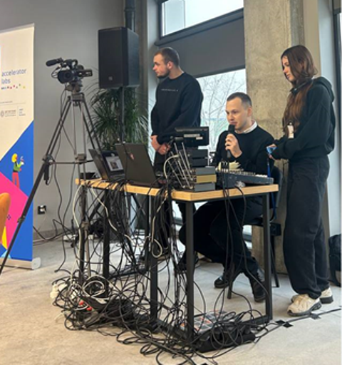 Вікторія Підгурська та Віталій Баула апробовують програму «Urbanist AI» з аналітиком з питань інноваційного економічного розвитку ПРООН Станіславом Підперигою